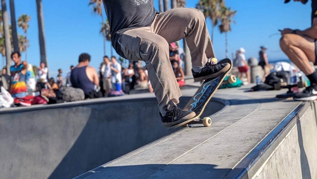 Eine Person, die Skateboardtricks vorführt und dabei Geschicklichkeit und Beweglichkeit demonstriert.