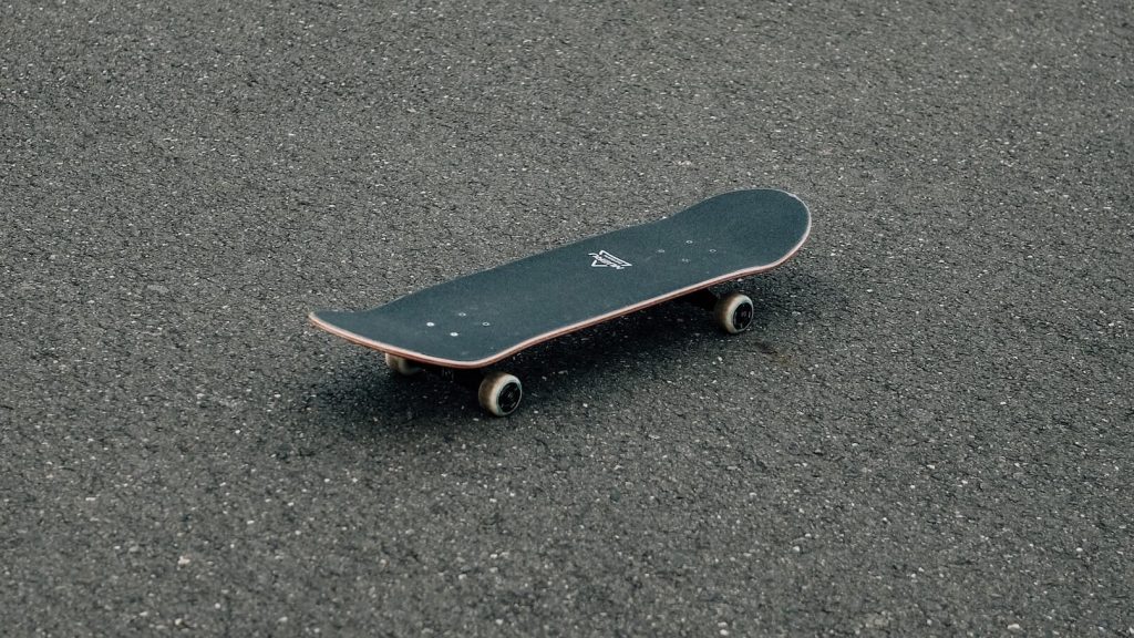 Ein Skateboard, das auf der Fahrbahn liegt, bereit zum Fahren.
