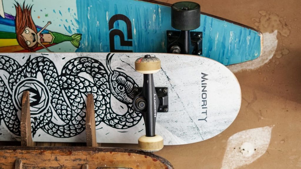 Drei Skateboards mit unterschiedlichen und einzigartigen Designs.