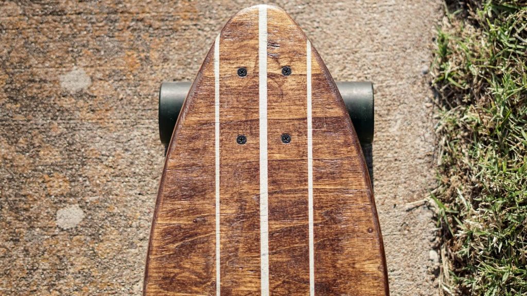 Ein klassisches hölzernes Skateboard-Deck, das sein natürliches Material zur Geltung bringt.